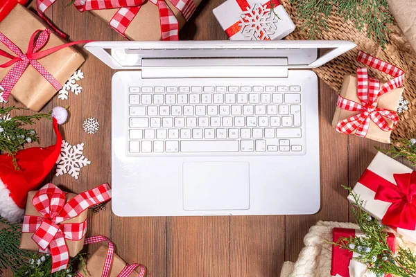 Laptop Komputer Pudełek Świątecznych Góry Drewnianym Tle Zeszyt Prezentami Jodłą — Zdjęcie stockowe