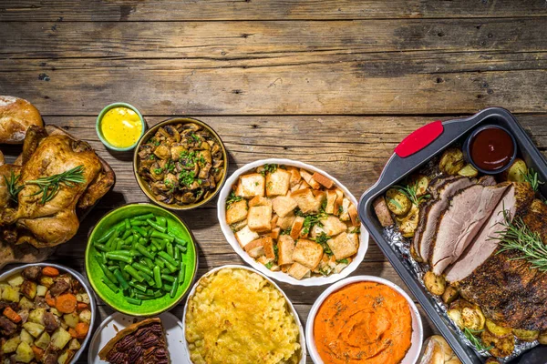 Kiitospäivän Ruokapöytä Uudella Perinteisellä Kiitospäivän Ruoalla Kanaa Perunamuusia Vihreitä Papuja — kuvapankkivalokuva