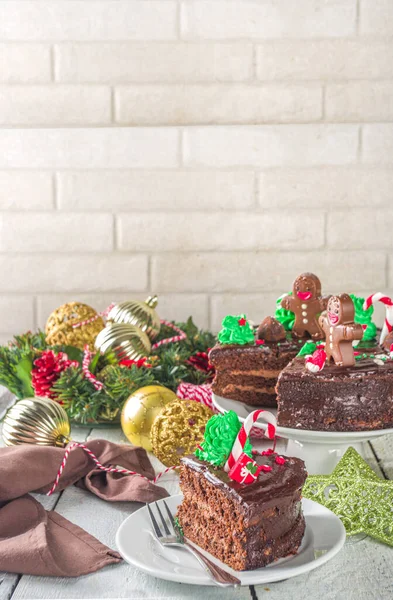 크리스마스 초콜릿 케이크 메이드 생강빵 초콜릿 케이크 설탕과 초콜릿 형태로 — 스톡 사진
