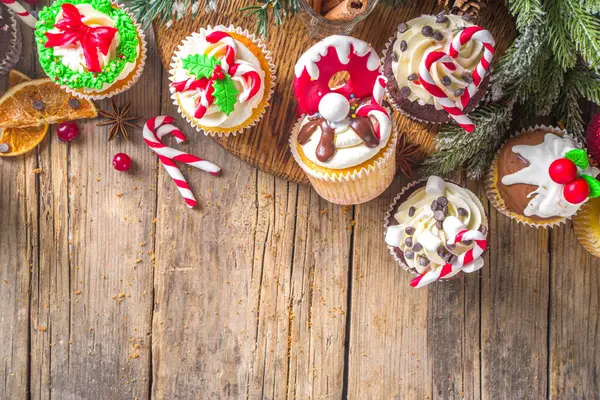Lustige Weihnachtskuchen Hausgemachte Süße Cupcakes Mit Zuckerglasur Form Auf Weihnachtsdekoration — Stockfoto