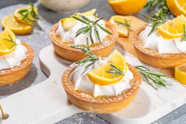 Noel tatlısı, limonlu biberiyeli tart, mini tart kekleri. Boşluğu kopyala.