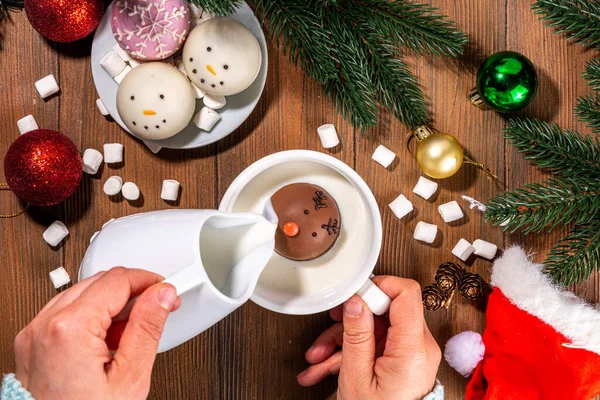 Výroba Zimního Horkého Nápoje Příprava Legrační Vánoční Postavy Horkou Čokoládovou — Stock fotografie