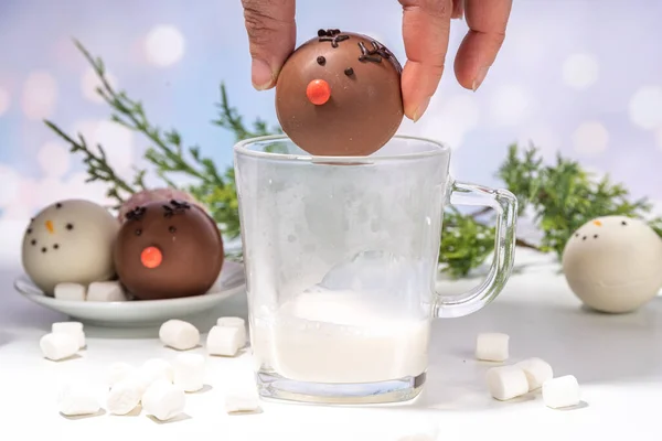 Výroba Zimního Horkého Nápoje Příprava Legrační Vánoční Postavy Horkou Čokoládovou — Stock fotografie