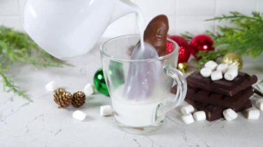 Kışın sıcak kakao yapmak, hazırlamak Sütlü ve çikolatalı sıcak Noel çikolatası Noel Baba figürlü, Noel 'e özel yaşam tarifi