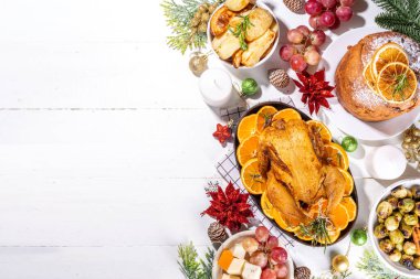 Noel ya da yeni yıl yemeği beyaz ahşap masada. Geleneksel Xmas parti yemekleri - pannetone, fırında tavuk, sebze, patates, peynir ve meyve tabağı, üst görünüm fotokopi alanı