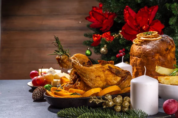 Kerst Nieuwjaar Eten Donkere Tafel Set Van Traditionele Kerstgerechten Pannetone — Stockfoto