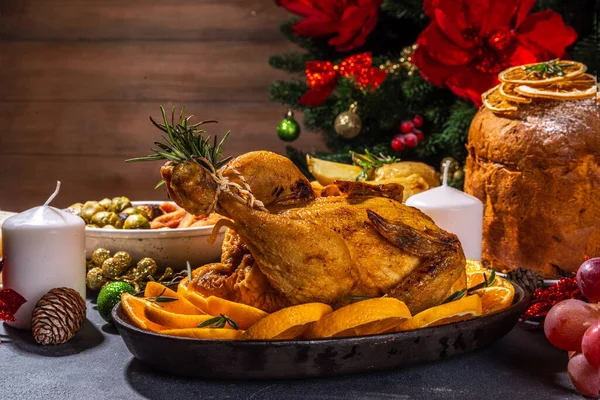 圣诞或新年晚餐食物放在深色桌上 一套传统的圣诞宴会菜式 潘妮酮 奶酪和水果盘 顶视图复制空间 — 图库照片