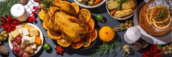 圣诞或新年晚餐食物放在深色桌上 一套传统的圣诞宴会菜式 潘妮酮 奶酪和水果盘 顶视图复制空间 — 图库照片