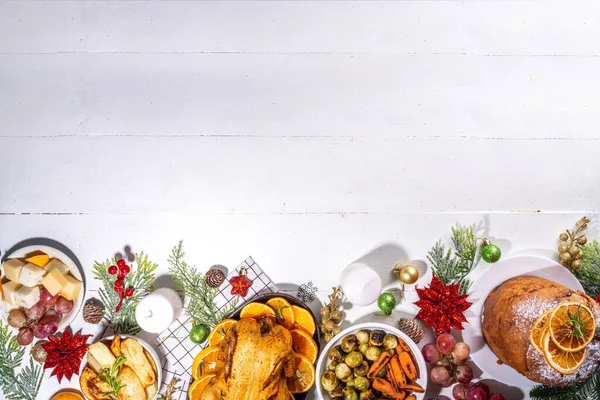 Weihnachts Oder Neujahrsessen Auf Weißem Holztisch Set Traditioneller Weihnachtsgeschirr Pannetone — Stockfoto