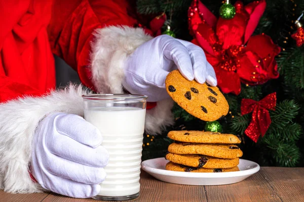 Der Weihnachtsmann Isst Plätzchen Und Milch Weihnachtsmann Pflückt Plätzchen Und — Stockfoto