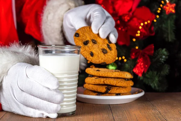 Der Weihnachtsmann Isst Plätzchen Und Milch Weihnachtsmann Pflückt Plätzchen Und — Stockfoto