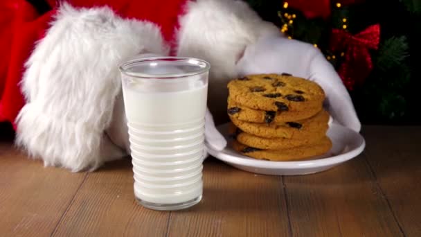 Święty Mikołaj Ciasteczka Mleko Santa Ręce Zbieranie Ciasteczka Szklanki Mleka — Wideo stockowe