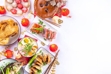 Geleneksel Çin Yeni Yıl yemeği masası, parti davetiyesi, menü geçmişi domuz eti, kızarmış balık, tavuk, pirinç köftesi, mantı, fal kurabiyesi, nian gao keki, erişte, Çin dekorasyonu.