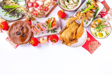 Geleneksel Çin Yeni Yıl yemeği masası, parti davetiyesi, menü geçmişi domuz eti, kızarmış balık, tavuk, pirinç köftesi, mantı, fal kurabiyesi, nian gao keki, erişte, Çin dekorasyonu.