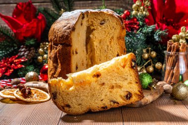 Geleneksel Noel panettone pastası. Kurumuş meyveler, baharatlar, Noel ağacı ve kırsal ahşap arka planda süslemeler. 