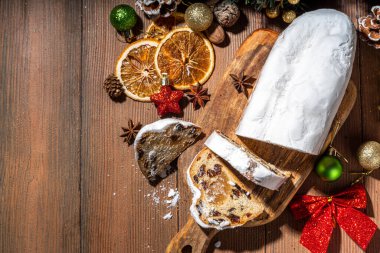 Geleneksel Noel Dresdner kurutulmuş meyve, baharat, Noel ağacı ve kırsal ahşap arka planda süslemeli Çalıntı kek