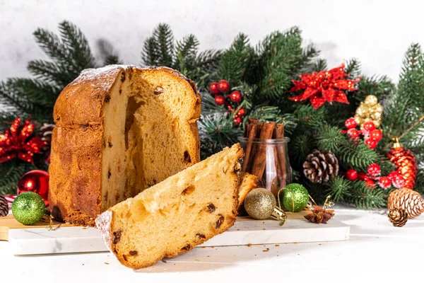Traditioneller Panettonkuchen Mit Getrockneten Früchten Gewürzen Weihnachtsbaum Und Dekoration Auf — Stockfoto