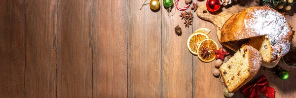 Panettone Tradizionale Natalizio Con Frutta Secca Spezie Albero Natale Decorazione — Foto Stock