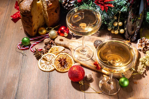 Рождеством Праздником Нового Года Шампанским Деревянном Столе Елкой Украшением — стоковое фото