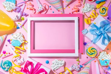 Mutlu yıllar tebrik kartı geçmişi. Renkli tatil aletleri olan düz yatak - doğum günü partisi şapkaları, şişirme makineleri, hediye kutuları, balonlar, buharlı mumlar, pembe arka plan fotokopi alanı