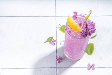 Leylak içeceği. Alternatif organik doğal kokteyl ya da mocktail, leylak çiçeklerinden aşılanmış içecek. Uzun bir bardakta buzlu leylaklı limonata..