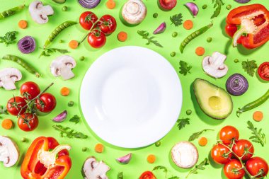 Çeşitli taze sebzeler. Çiğ organik sebzeler, salata malzemeleri açık yeşil arka planda parlak düz çizgi. Sağlıklı beslenme, vejetaryen vejetaryen yemek pişirme arka plan fotokopi alanı