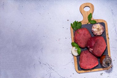 Pişirmek için baharatlı çiğ biftek fileto. Biftek kırmızı et pişirme arka plan kopyalama alanı üst görünümü
