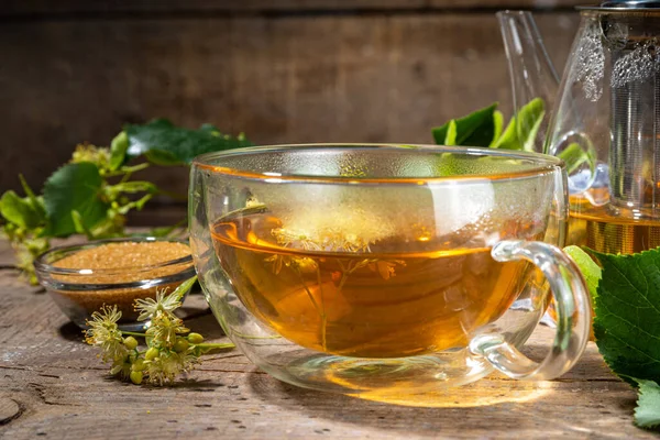 草药林登花茶 茶壶和茶杯中的绿茶 有新鲜的林登花 — 图库照片