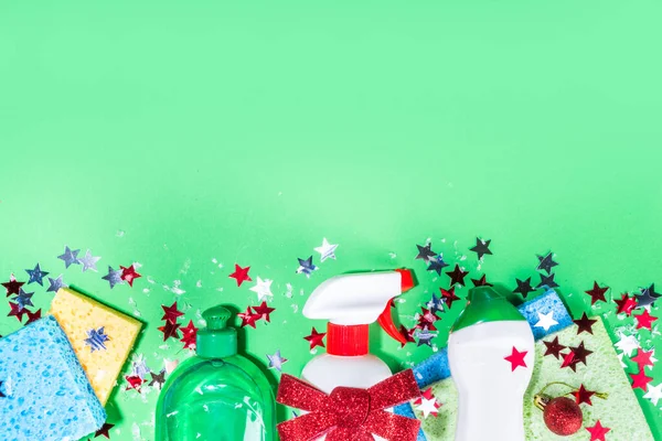 Conceito Limpeza Natal Várias Garrafas Equipamentos Acessórios Luvas Para Limpeza — Fotografia de Stock