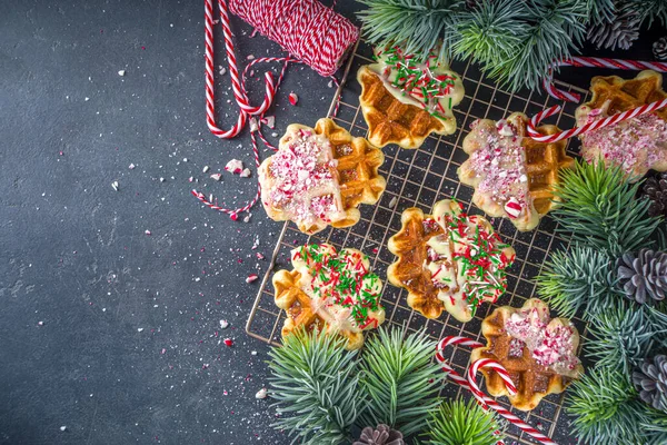 Stapel Hausgemachter Belgischer Waffeln Zum Weihnachtsfrühstück Traditionelle Waffeln Weiße Schokolade — Stockfoto