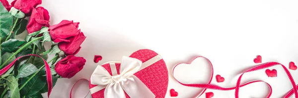 Hintergrund Zum Valentinstag Flacher Rahmen Mit Rosenblumen Geschenken Kerzen Konfetti — Stockfoto