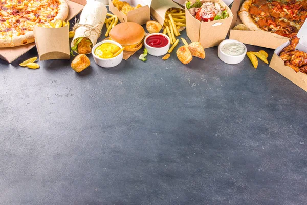 온라인으로 음식을 주문하는 패스트푸드 감자튀김 햄버거 샐러드 사이드 — 스톡 사진