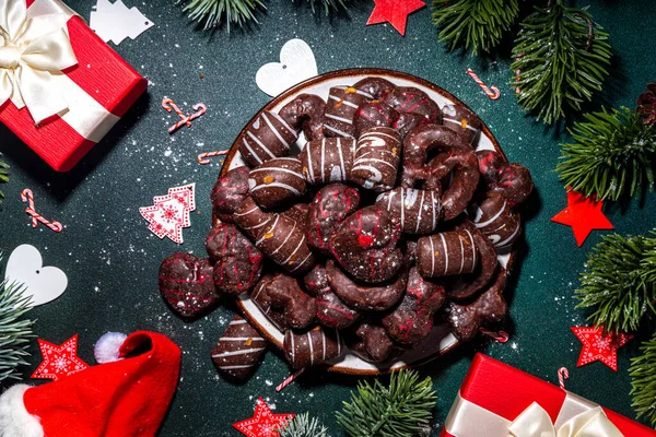 Lebkuchen Mix Plätzchen Traditionelle Weihnachtsschokolade Lebkuchen Mit Weihnachtsdekoration Geschenke Weihnachtsbaumzweig — Stockfoto