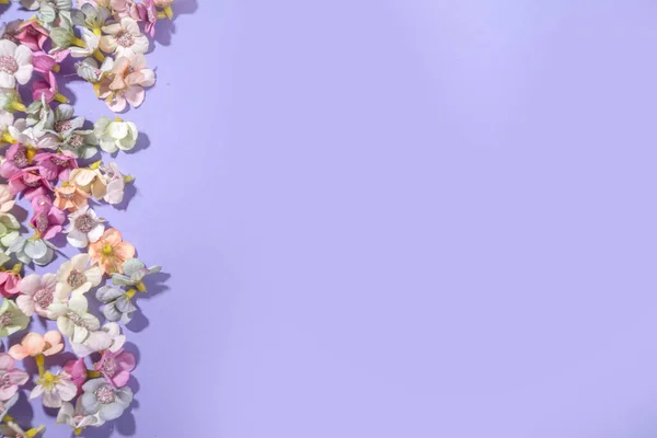 春のイースターの背景 小さなイースターの卵の装飾 紫色の春の花非常にPeri色の背景フラットフレーム — ストック写真