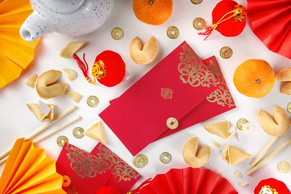 中国の旧正月の背景 伝統的な中国の新年の装飾が施された赤と金色の黄色のフラットレイ 願いを込めた封筒 ファン 中国の提灯 オレンジと紅茶 — ストック写真