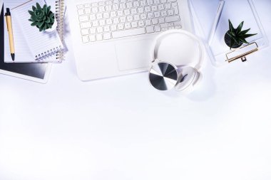 Basit minimalist ofis masası çalışma alanı, dizüstü bilgisayarlı, kaktüs sulu, açık beyaz arka planda. Üst görünüm boş alanı kopyala. Serbest İşletme Düz Yatay İşyeri 