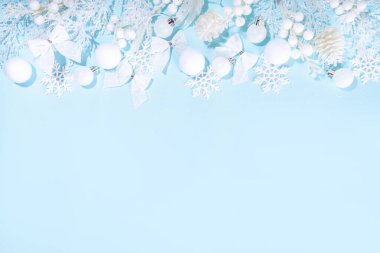 Beyaz ve mavi Noel geçmişi, Beyaz Noel konsepti. Mutlu Noeller, yeni yıl tebrik kartı, çerçeve, pankart. Noel. Şenlikli beyaz dallar, dekor, süsler, mavi arkaplan görünümü