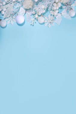 Beyaz ve mavi Noel geçmişi, Beyaz Noel konsepti. Mutlu Noeller, yeni yıl tebrik kartı, çerçeve, pankart. Noel. Şenlikli beyaz dallar, dekor, süsler, mavi arkaplan görünümü