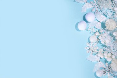 Beyaz ve mavi Noel geçmişi, Beyaz Noel konsepti. Mutlu Noeller, yeni yıl tebrik kartı, çerçeve, pankart. Noel. Şenlikli beyaz dallar, dekor, süsler, mavi arkaplan görünümü