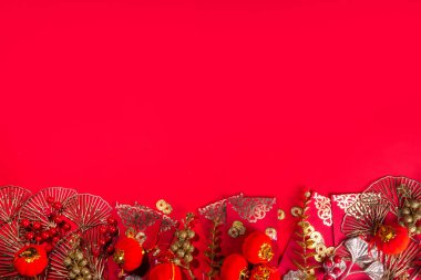 Çin Yeni Yıl altın sarısı arka plan. Geleneksel festival dekorasyonlu ay başı tebrik kartı düzlüğü - ginkgo biloba dalları dekor, dal, böğürtlen, hediye zarfları, sikkeler, Çin fenerleri