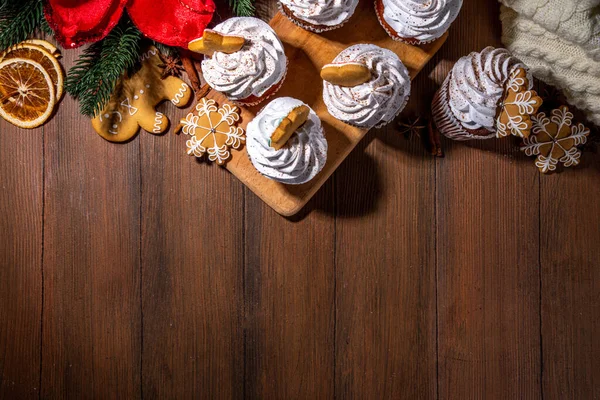 Lebkuchen Weihnachten Süße Schokolade Und Weiße Muffin Cupcakes Mit Schlagsahne — Stockfoto