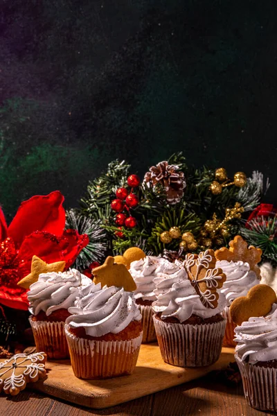 Lebkuchen Weihnachten Süße Schokolade Und Weiße Muffin Cupcakes Mit Schlagsahne — Stockfoto