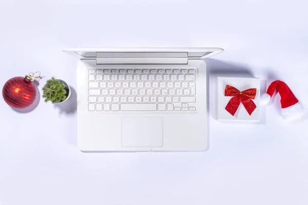 Proste Zakupy Świąteczne Wakacyjne Tło Online Biały Laptop Notatnik Kapeluszem — Zdjęcie stockowe