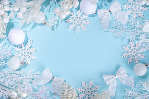 白と青のクリスマスの背景 白のクリスマスの概念 メリークリスマス 新年ハッピーホリデーグリーティングカード フレーム バナー ノエル お祭りの白い枝 装飾品 装飾品 — ストック写真