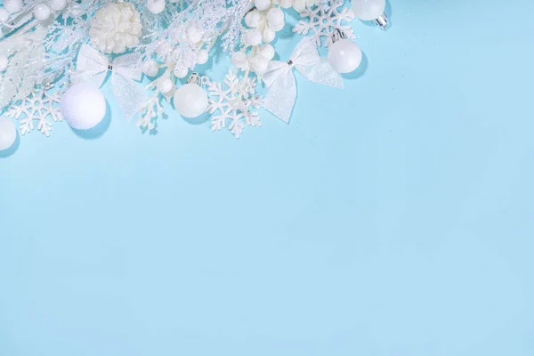 白と青のクリスマスの背景 白のクリスマスの概念 メリークリスマス 新年ハッピーホリデーグリーティングカード フレーム バナー ノエル お祭りの白い枝 装飾品 装飾品 — ストック写真