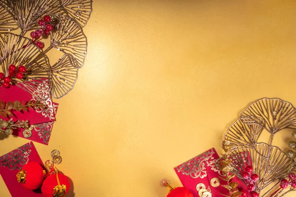 中国の旧正月金赤の背景 伝統的な祭りの装飾が施された旧正月の挨拶カード 銀杏のビロバの枝の装飾 ベリー ギフト封筒 コイン 中国のランタン — ストック写真