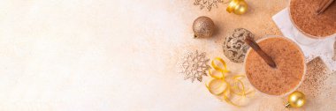 Tarçın ve hindistan cevizli eggnog martini kokteyli, altın Noel süslemeleri ve bokeh efekti, boşluğu kopyala
