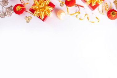 Beyaz arka planda Çin Yeni Yılı. Geleneksel festival dekorasyonlu ay başı tebrik kartı - ginkgo biloba, altın dallar, hediye kutuları, kırmızı böğürtlen, hediye zarfları, sikkeler, Çin fenerleri