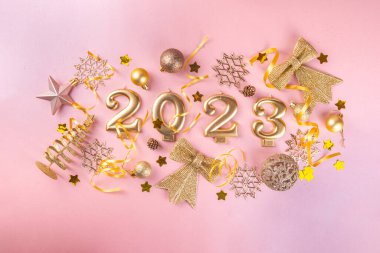 Yeni yıl 2023 kutlama kartı geçmişi 2023 altın parti dekorasyonuyla, pembe arka planda yıldız konfetisi. Düz yatış, Mutlu Noeller, Noel Mutlu Noeller bayrağı 