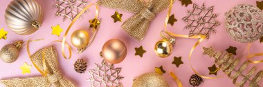 Gül sarısı Noel, altın mücevherli yeni yıl arkaplanı, Noel süsü, Noel ağacı topları, pembe arka plan fotokopi alanı.